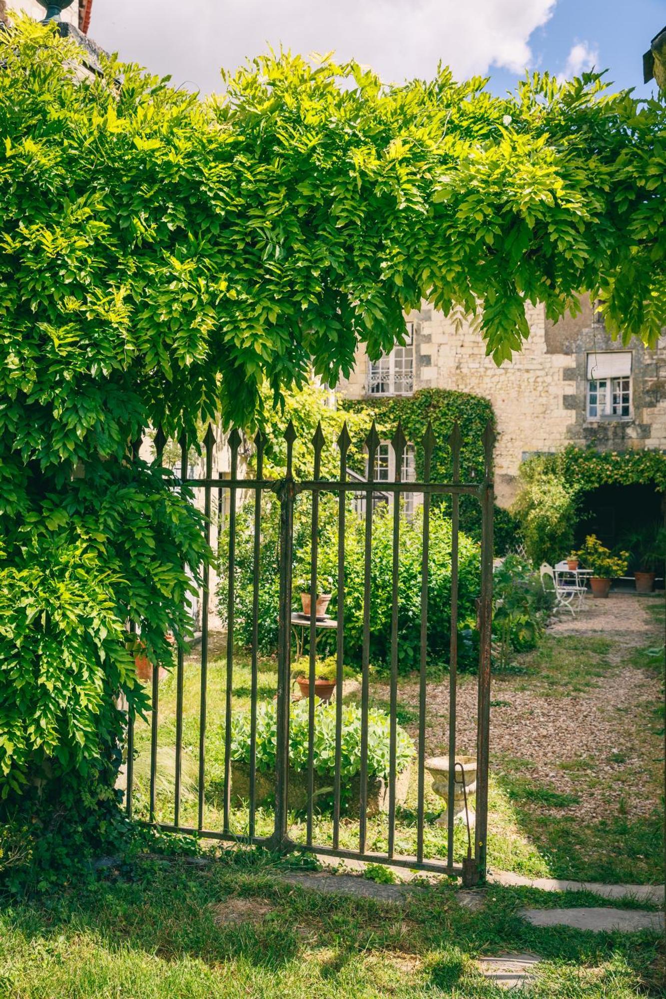 Le Prieure Sainte Croix Hotel Loudun Exterior foto